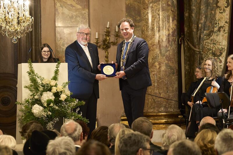 Oberbürgermeister Matthias Knecht überreicht Professor Siegfried Bauer die Auszeichnung.