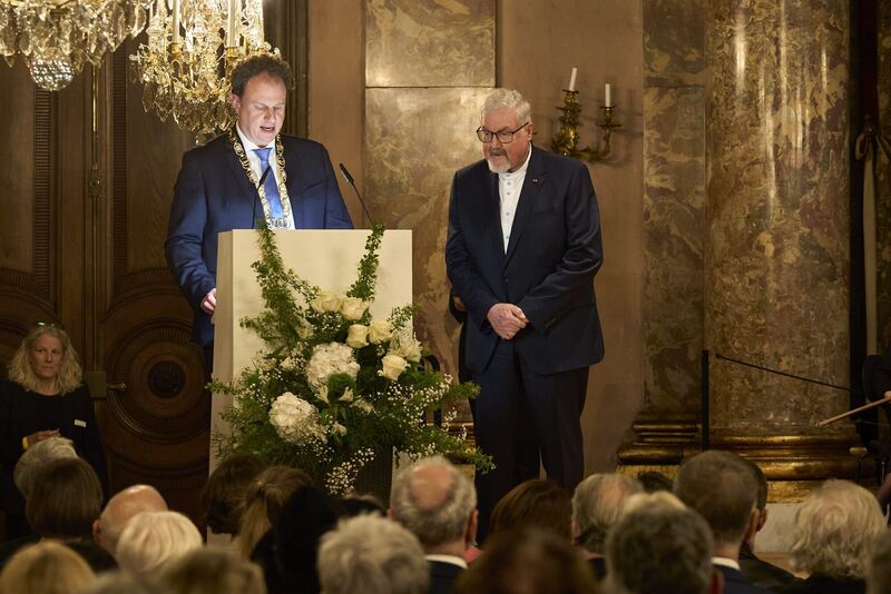 Oberbürgermeister Matthias Knecht überreicht Professor Siegfried Bauer die Auszeichnung.