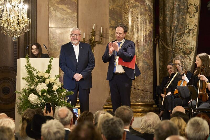 Oberbürgermeister Matthias Knecht überreicht Professor Siegfried Bauer die Auszeichnung.