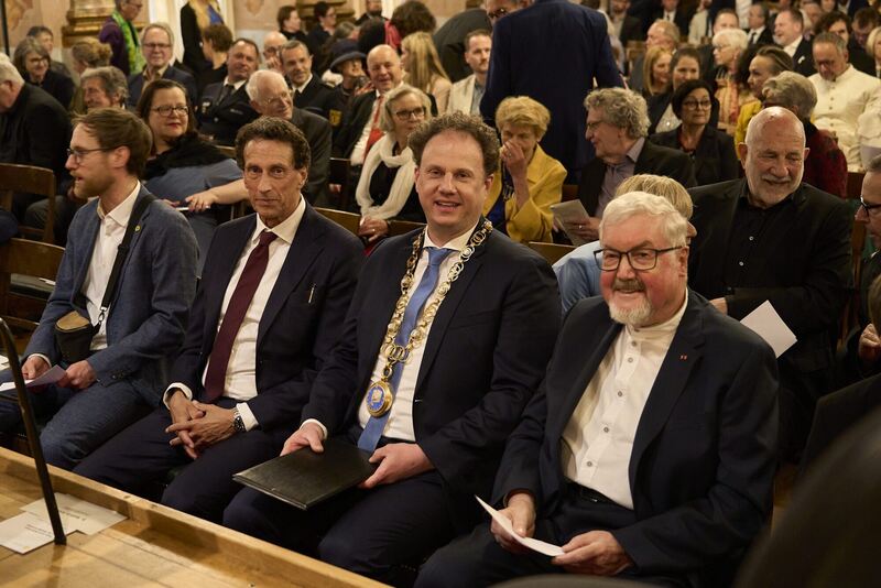 Blick in die erste Reihe mit Florian Sorg (Die Grünen), Festredner Julian Nida-Rümelin, Matthias Knecht und Siegfried Bauer.