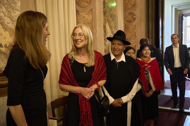 Impressionen von der Stadtgründungsfeier. Honorarkonsulin Ingrid Hönlinger mit Gästen aus Ecuador.