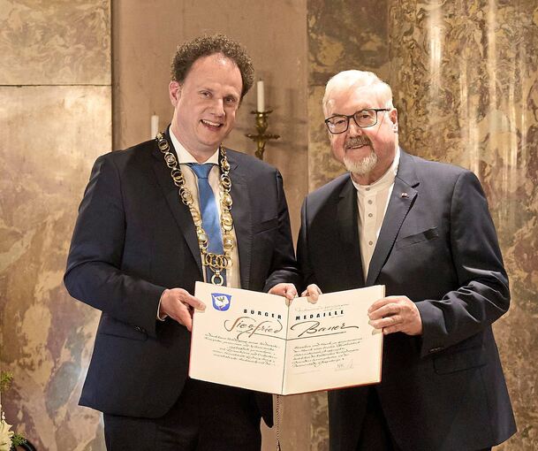 Mit der Bürgermedaille ist Siegfried Bauer (rechts) ausgezeichnet worden. Oberbürgermeister Matthias Knecht überreicht die Auszeichnung.
