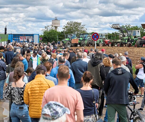 Blick auf die Demo. Die Traktoren neben der Bühne sind Symbol für die Unterstützung des Protestes durch die Landwirtschaft.