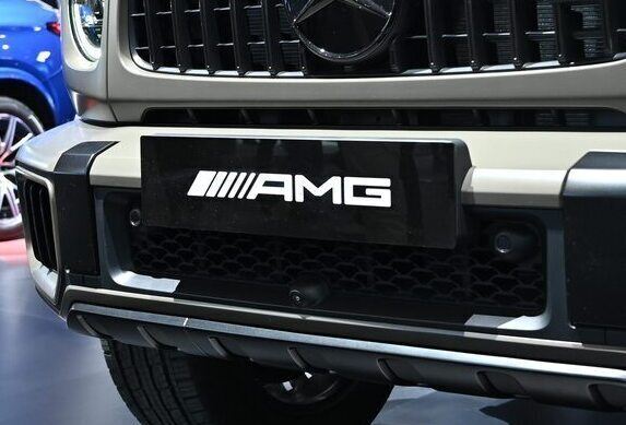 Ein 18-Jähriger und seine 17-jährige Beifahrerin wurden bei einem Unfall verletzt.