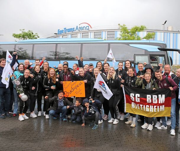 Die Fans empfangen die Bietigheimer Champions-League-Heldinnen bei ihrer Ankunft im Ellental mit Fahnen und einem Banner. Die SG BBM ist erstmals beim Final Four dabei.