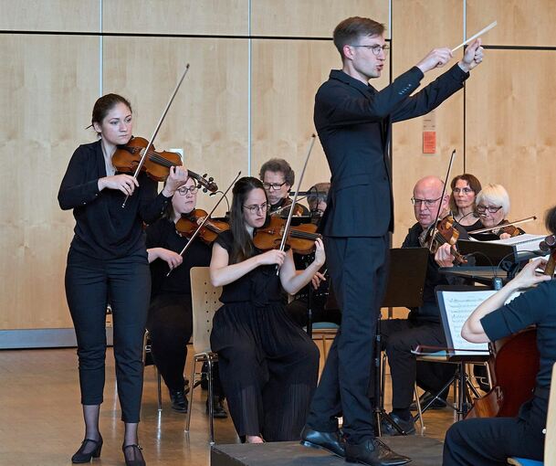 Jasper Lecon dirigiert, das Strohgäu-Sinfonieorchester spielt – links die Solistin beim Frühjahrskonzert, Oleksandra Novikova.