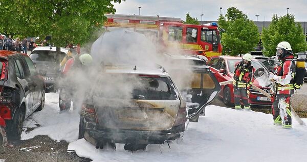 Die Feuerwehr löscht den Mercedes mit Wasser und jeder Menge Schaum. Foto: KS-Images.de/Andreas Rometsch