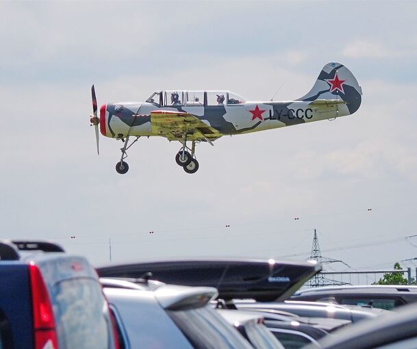Eine Maschine setzt am Donnerstag über dem Flugplatz Pattonville zur Landung an.