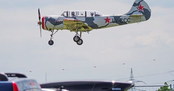 Eine Maschine setzt am Donnerstag über dem Flugplatz Pattonville zur Landung an.