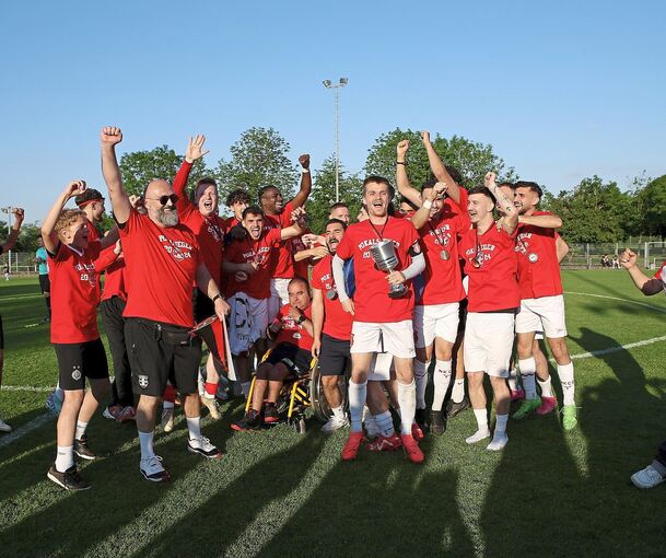 Die Fußballer von Croatia Bietigheim jubeln. Nur vier Tage nach der vorzeitigen Bezirksliga-Meisterschaft feiern sie den Pokalsieg.