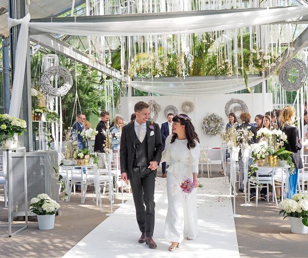 Ganz in Weiß: Fiona und Andreas Geppert sind eines der ersten Paare, die sich in der Orangerie standesamtlich trauen lassen.