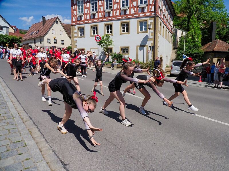 Bunter Festumzug in Kirchberg zum 100. Jubiläum des Musikvereins