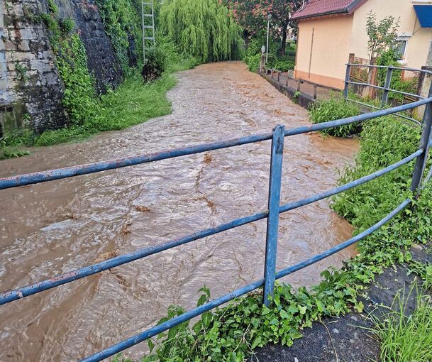 Der Pegel des Baumbachs in Walheim stieg gefährlich hoch. Foto: Marco Jaisle Der Pegel des Baumbachs in Walheim stieg gefährlich hoch.