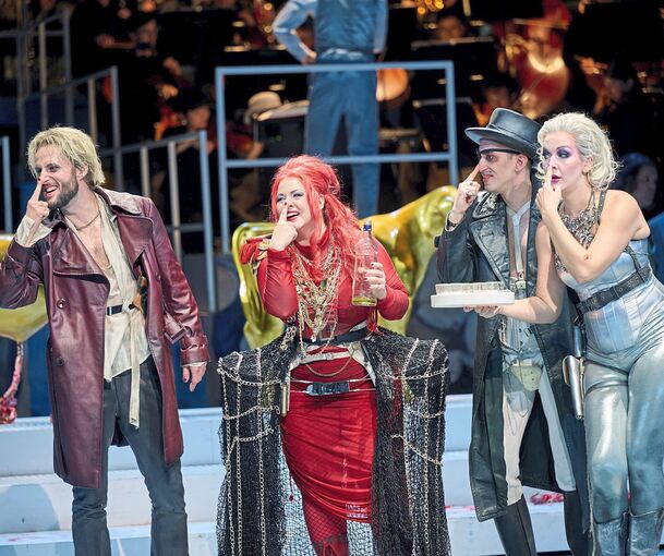 Überzeugende Aktionen und unterhaltsames Regiekonzept: „Mahagonny“ im Stuttgarter Opernhaus.