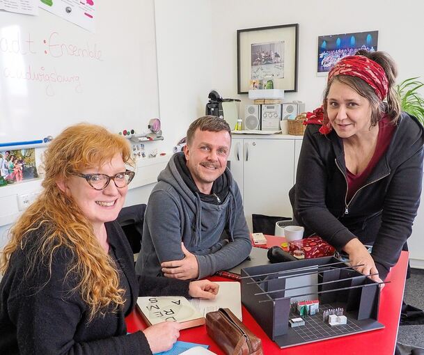 Laborsituation für alle: Produktionsleiterin Bettina Gonsiorek, Regisseur Axel Brauch und Ausstatterin Gesine Mahr (von links).