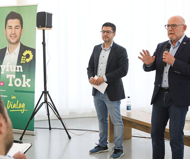 Verkehrsminister Winfried Hermann (rechts) bei der von dem Landtagsabgeordneten Tayfun Tok (links) moderierten Veranstaltung in der Steinheimer Schulmensa.