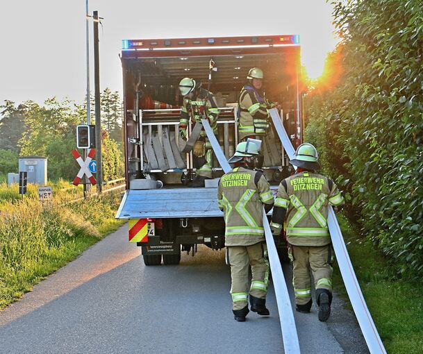 Teamwork: Das Abrollen der Schläuche während der Fahrt.