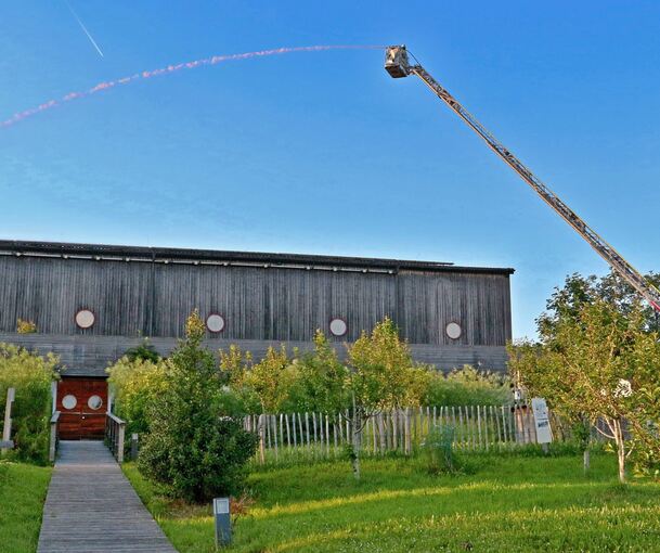Blick auf die „Löscharbeiten“ mit Ziel Arche-Gebäude.