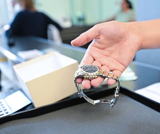 Ein Pfandkredit funktioniert sehr unkompliziert: Für die Beleihung einer hochpreisigen Uhr wird lediglich ein Personalausweis benötigt.