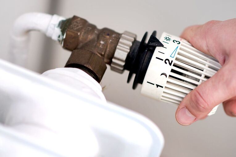 Thermostat-Ventil an einem Heizkörper Thermostat-Ventil an einem Heizkörper