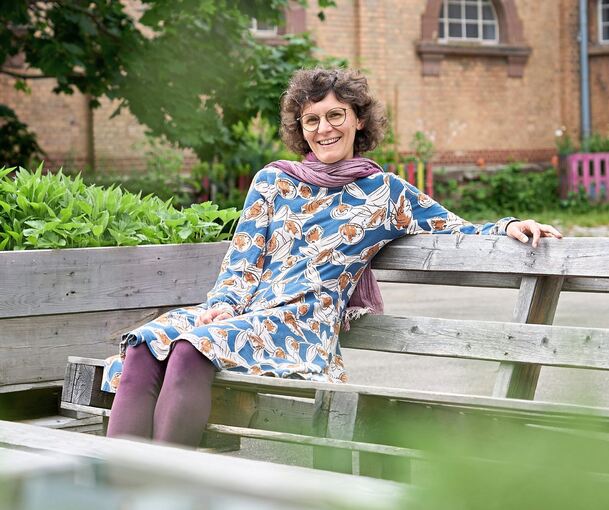 Ihr Stadtschreiberprojekt steht vor dem Abschluss: Lucia Leidenfrost im Hof der Karlskaserne.