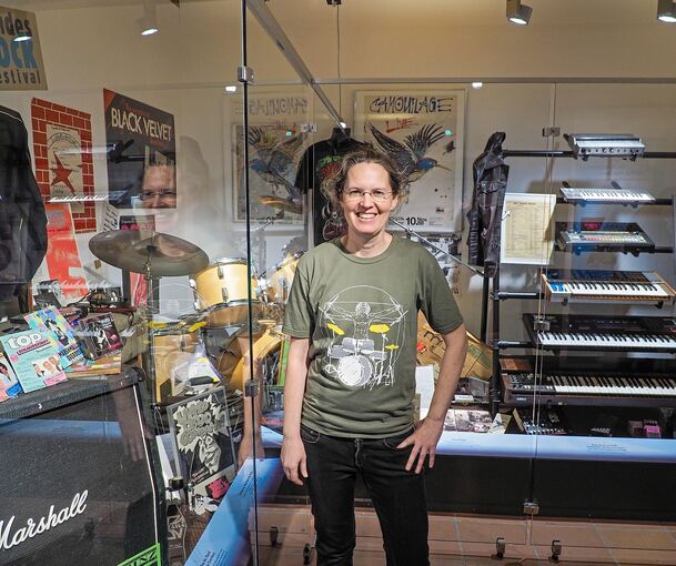 Bogenschlag der sechs Jahrzehnte: Museumsleiterin Catharina Raible in der neuen Ausstellung.