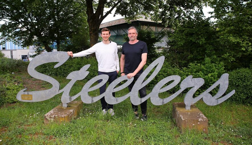 Ihr Herz schlägt für die Steelers: Geschäftsführer Gregor Rustige (links) und Aufsichtsratschef Martin Kemmler vor dem Club-Logo in der Nähe der Ege Trans-Arena.