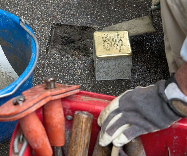 So sieht der Stolperstein aus, wenn er noch nicht verlegt ist.