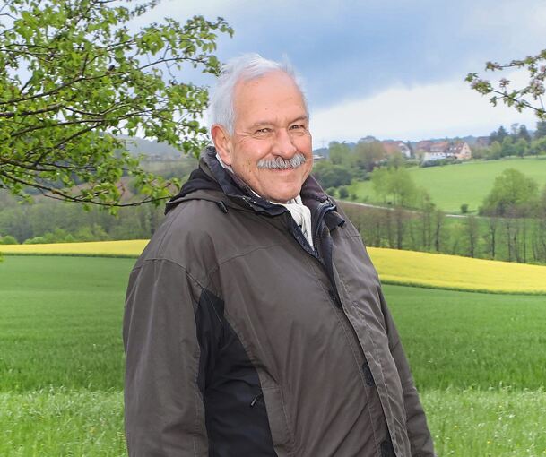 Werner Sippel vor farbensatter Kulisse nahe des Forsthofs. Foto: Ramona Theiss