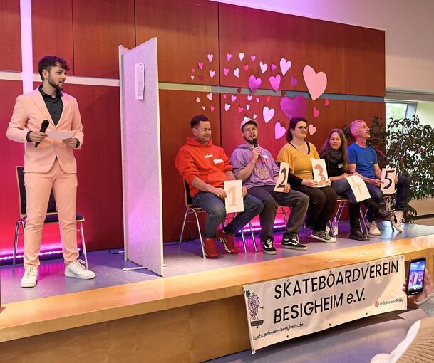 Moderator Sebastian Cadei (links) befragt die Kandidatinnen und Kandidaten der ersten Runde.