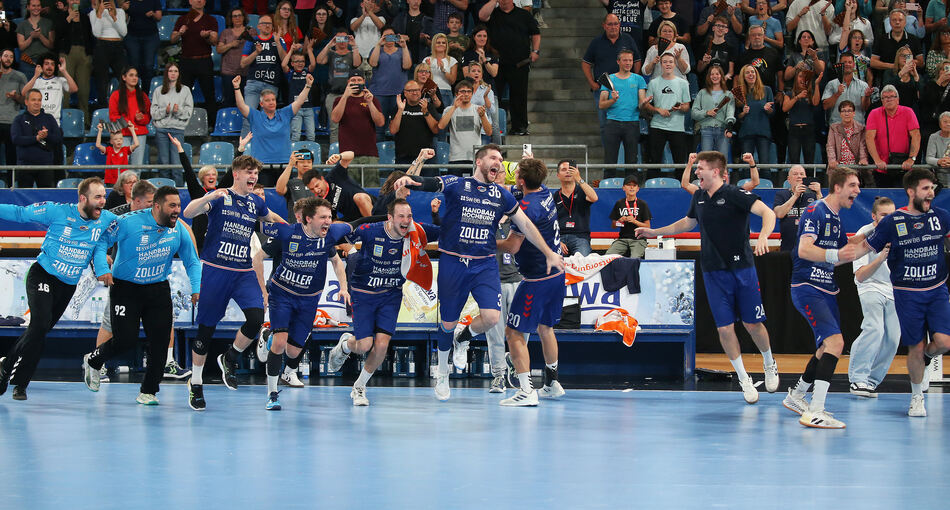 Der Moment des Aufstiegs: Die Bietigheimer sind zurück in der 1. Liga und stürmen das Feld.