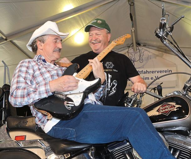 Feiern Gottesdienst mit Motorrad: Werner Knapp (links) und Manne Ziegler.