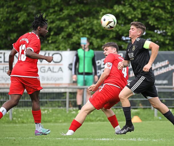 Mehmet Uckan (links) und der TV Pflugfelden holen gegen Daniel Pfeiffers GSV Pleidelsheim einen verdienten und ungefährdeten Sieg.