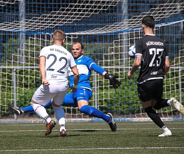 Croatias Zvonimir Zivic (links) erzielt gegen Münchingen das 1:0.