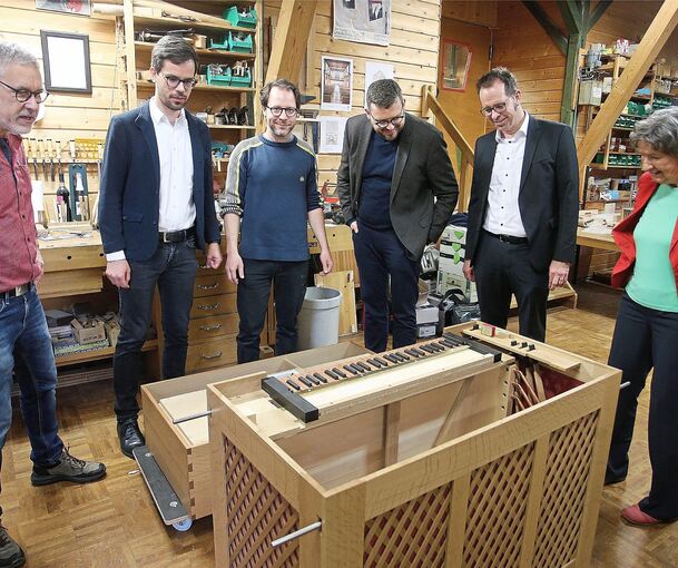 Beim Besuch in der Orgelwerkstatt können es die Beteiligten kaum erwarten, bis das Instrument in der Alexanderkirche steht.