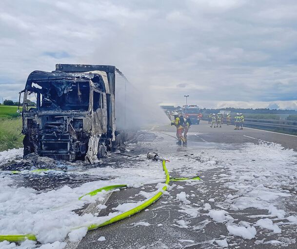 Mit jeder Löschschaum rückte die Feuerwehr den Flammen zu Leibe.