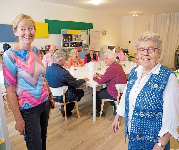 Die beiden Vorsitzenden des neuen Vereins (von links): Cornelia Graf und Christel Ulshöfer. Im Hintergrund Besucher des Begegnungscafés, das regelmäßig stattfindet.