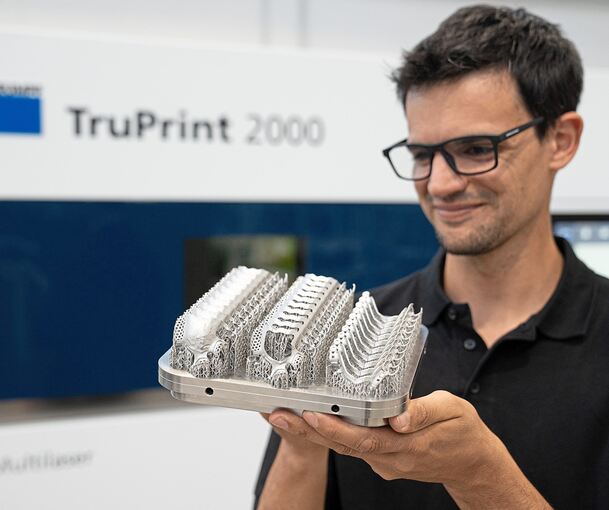 Filigran: Ein Trumpf-Mitarbeiter zeigt anhand eines Werkstücks aus dem 3-D-Drucker, welch hochkomplexe Strukturen mittlerweile gedruckt werden können.