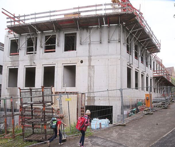 Der Rohbau für die Erweiterung der Friedrich-Schelling-Schule ist schon fast fertig. Und der Enzpark soll bis zum Sommer fertig werden.