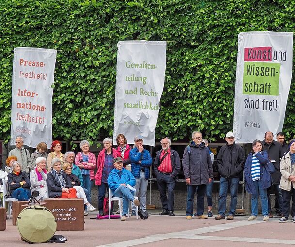 Große Banner weisen rund um den Synagogenplatz auf die Artikel des Grundgesetzes hin.