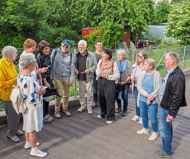 In der Kleingartenanlage Mathildenhof unterhalten sich die Teilnehmer der Stadtpilgerstunde über das Paradies auf Erden.