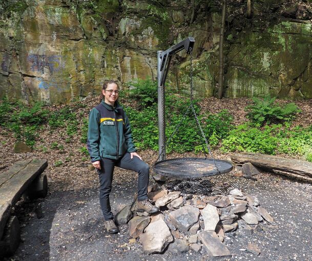 Katharina Gassen, Försterin beim Landratsamt Ludwigsburg, erklärt die Regeln auf den Waldspielplätzen und im Wald.