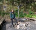 Katharina Gassen, Försterin beim Landratsamt Ludwigsburg, erklärt die Regeln auf den Waldspielplätzen und im Wald.