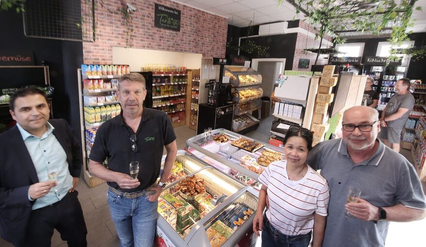 Bürgermeister Ralf Zimmermann, der Geschäftsführer von Tante-M, Jochen Schwabe, und Betreiber Rolf Kessler mit Partnerin. Foto: Alfred Drossel