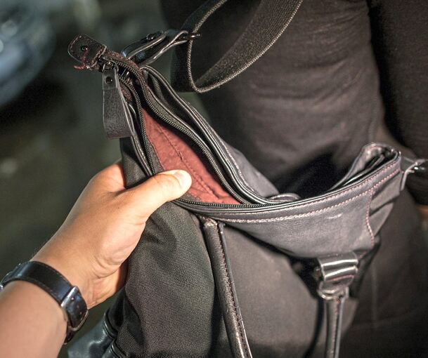 Ein junger Mann hat die Handtasche einer 46-Jährigen geklaut. Ein junger Mann hat die Handtasche einer 46-Jährigen geklaut.