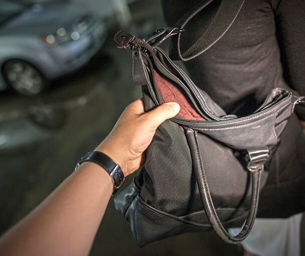 Mit einem Trick ist einer 77-Jährigen die Handtasche geklaut worden. Mit einem Trick ist einer 77-Jährigen die Handtasche geklaut worden.