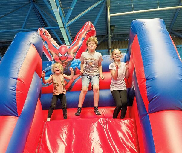 In einer Hüpfburg können die Kinder mit Spiderman um die Wette hüpfen.