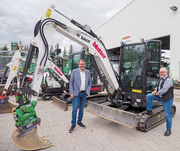 Auf dem Erligheimer Blatter-Firmengelände: Torsten Loy (links) und Peter Böhm mit Leihmaschinen.