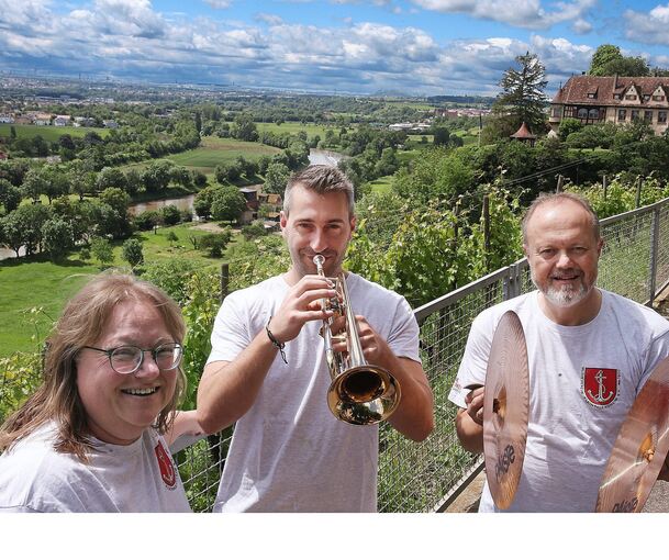 Der schönste Festplatz im Kreis mit Blick ins Neckartal. Vereinsvorsitzende Tanja Dauser mit Musikern beim beliebten Kuckucksfest in Kleiningersheim.