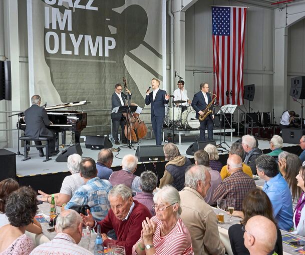 Stargast Tom Gaebel, Pianist und Sänger Max Greger junior sowie Jürgen Bothner (Saxofon), Mini Schulz (Bass) und Obi Jenne (Schlagzeug).